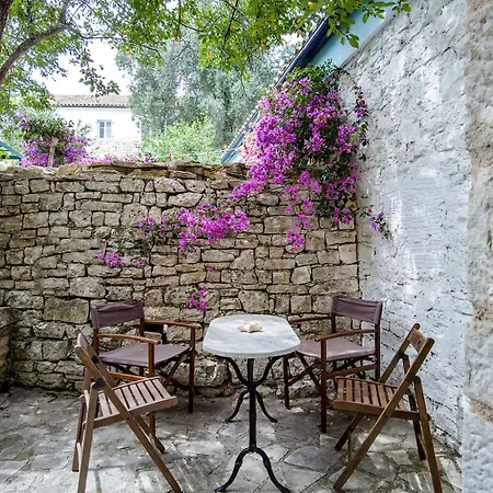 מלון Adamantia Traditional Village Mpogdanatika