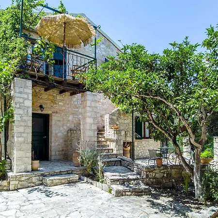 מלון Adamantia Traditional Village